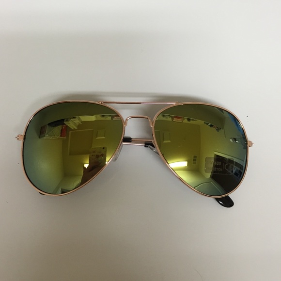 Gold aviator mirrors sunglasses with Gold frame.