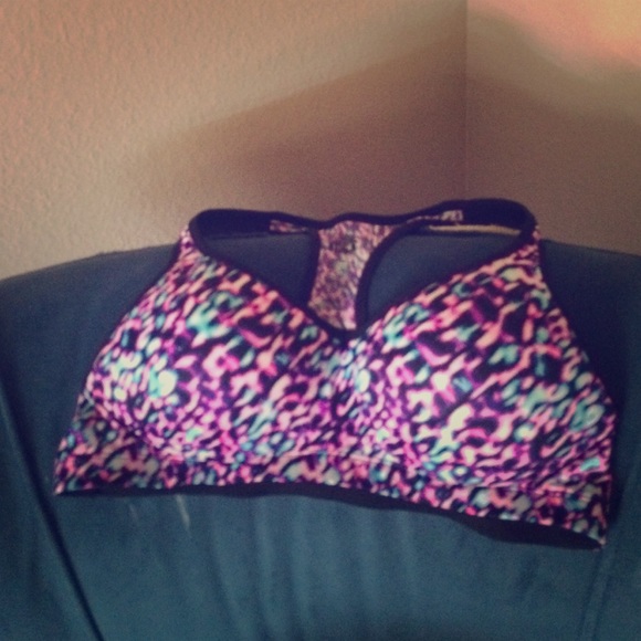 VS pink sports bra