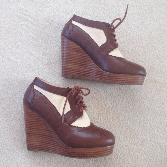 *PRICE DROP* Size 8 cream and brown oxford wedges