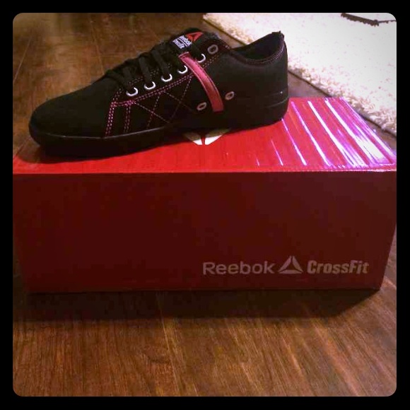 Reebok crossfit size 8 pink and black NEW