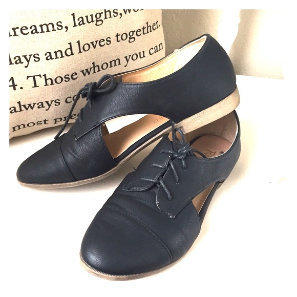 Black Oxford style shoes with cutout