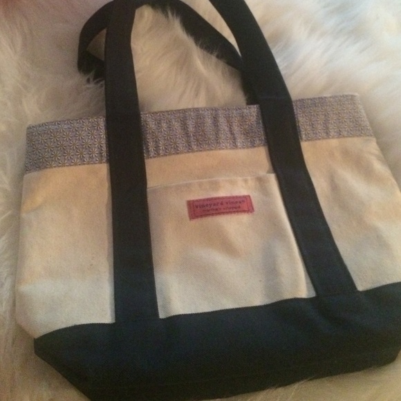 Vineyard vines daisy canvas tote