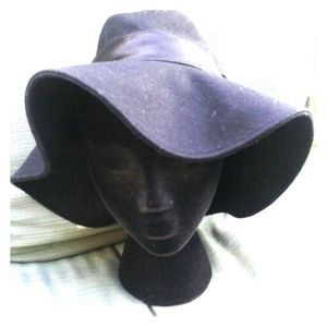 Black wide brimmed floppy hat
