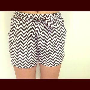 White and black chevron shorts with bow