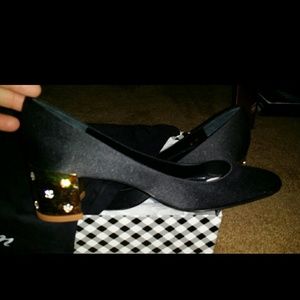 Classic black pumps embellished