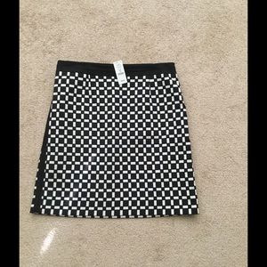 🎩White House Black Market Black & White Skirt🎩
