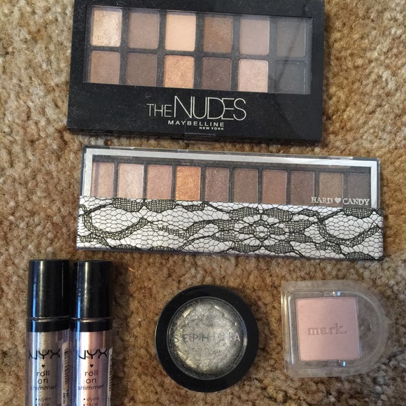 Makeup. - Picture 1 of 1