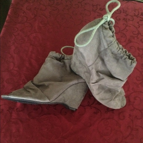 NWOB Gray Wrinkle Booties SZ 7.5
