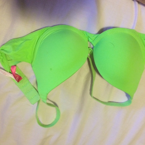 32a VS PINK BRA