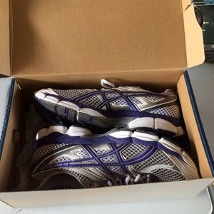 NEW Women's running shoes size 11.5 US