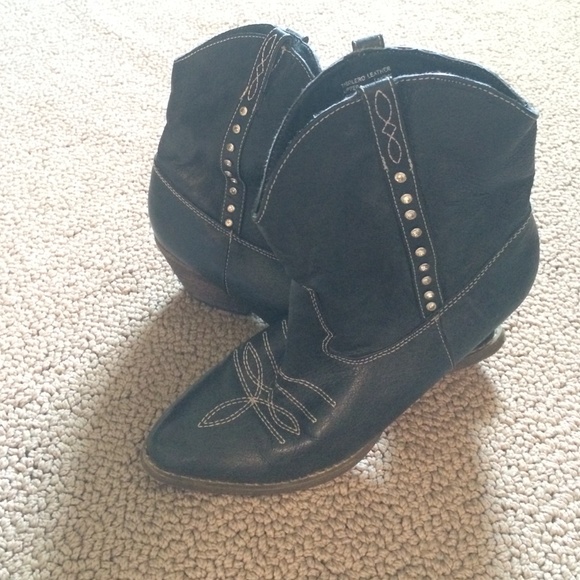 Very Volatile black leather cowboy boots w/ detail