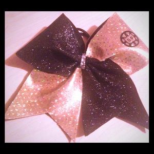 Bruins cheer bow