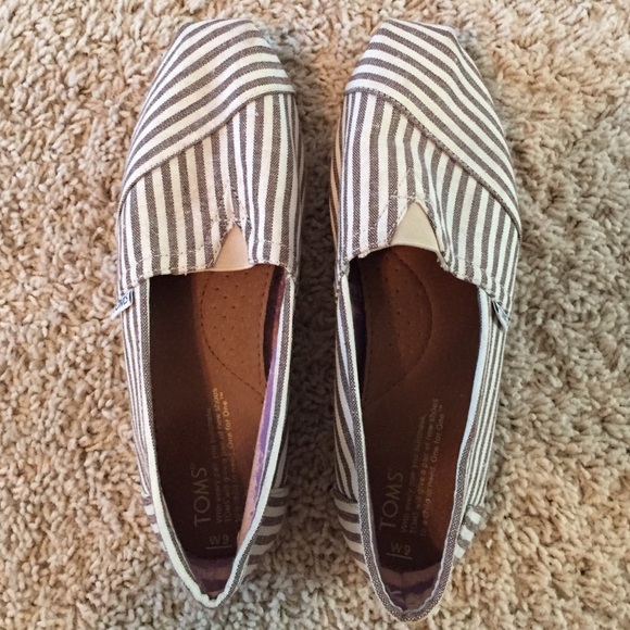 New Toms! Beach vibe super cute. Size 9
