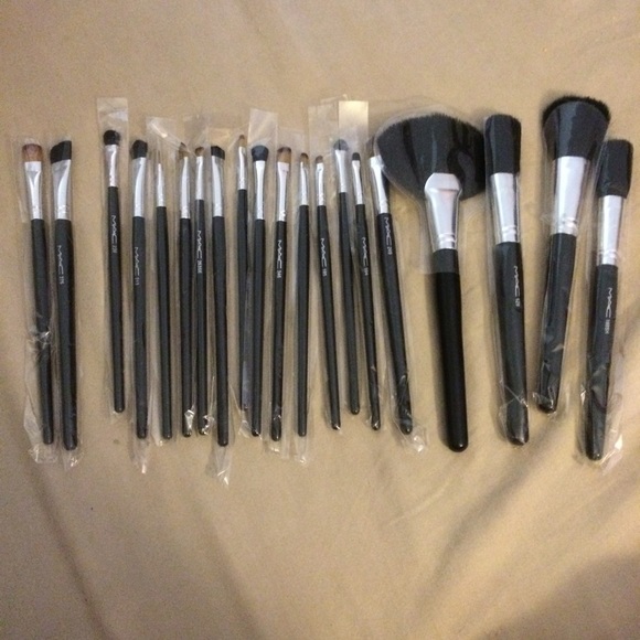 20 Mac brushes -not authentic