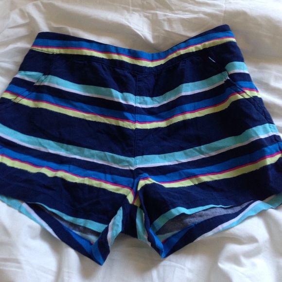 High/mid-waisted shorts
