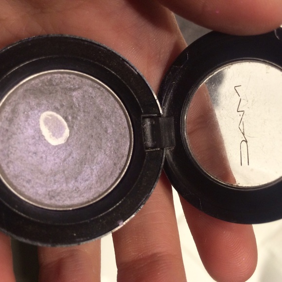 Eyeshadow - Picture 2 of 3