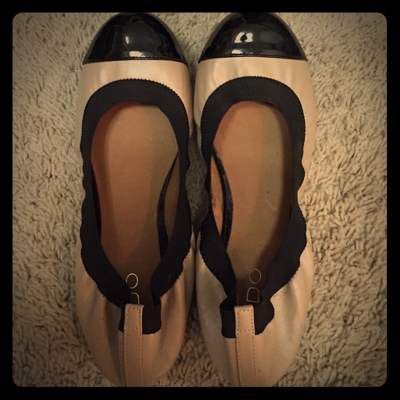 Contrasting beige and black flats