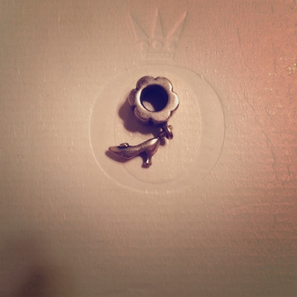 Authentic pandora show charm