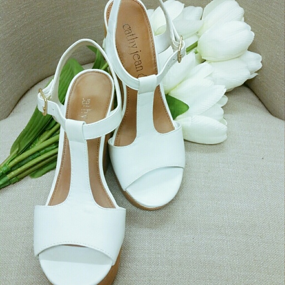 🎀SOLD🎀 White wedge sandals by Cathy Jean