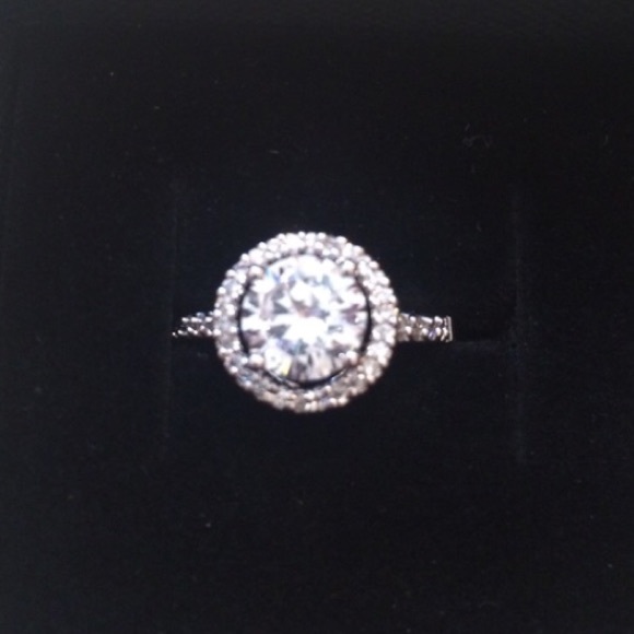Gorgeous sterling silver cubic zirconia ring