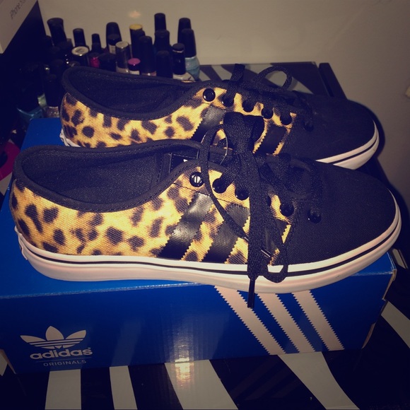 Adidas (Adria Lo)