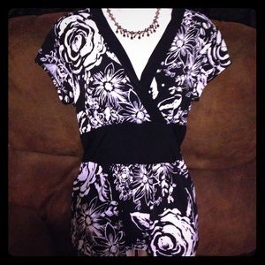 Black and white V-neck floral top