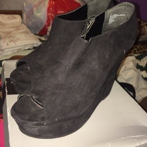 Black Wedge