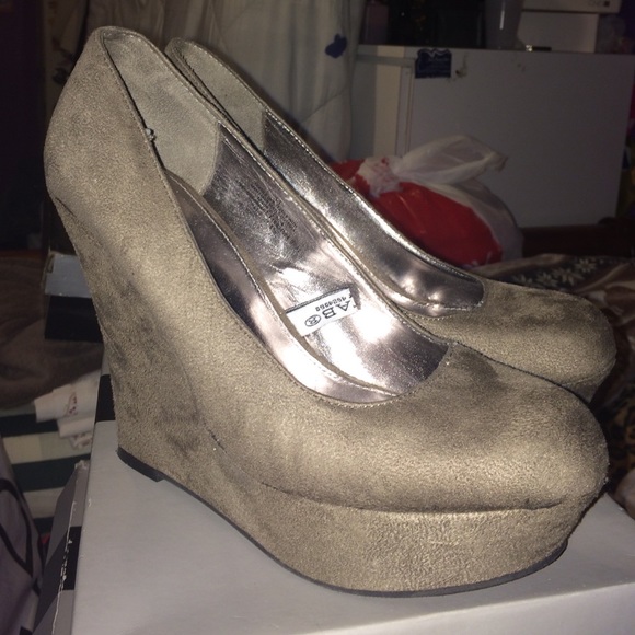 Grey Wedge