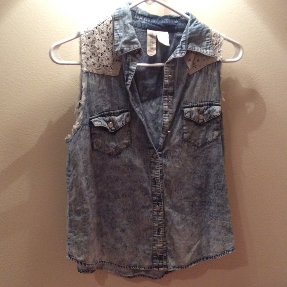 Sleeveless denim shirt