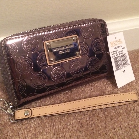 Michael Kors Handbags - Michael Kors wallet/wristlet