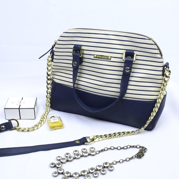 Banana Republic medium cross body bag. Only used 1