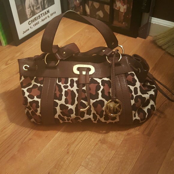 Michael Kors pocket book