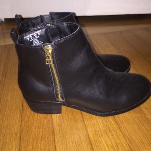 CUTE BLACK BOOTIES