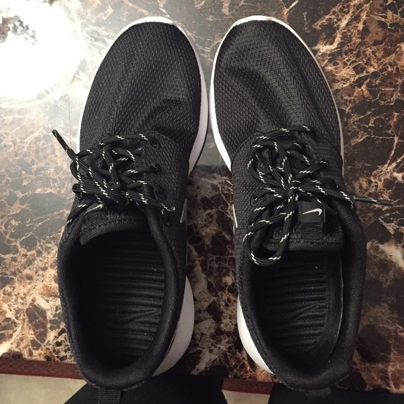 Black Nike roshes - Picture 2 of 4