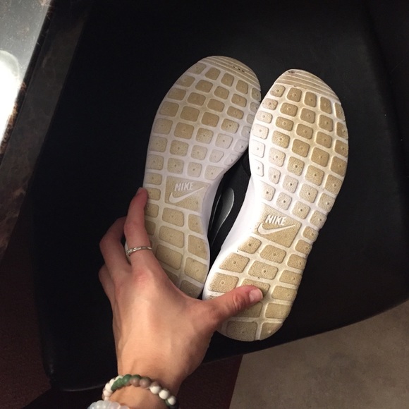 Black Nike roshes - Picture 3 of 4