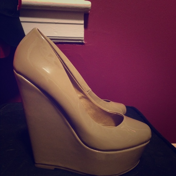 Aldo Wedges nude