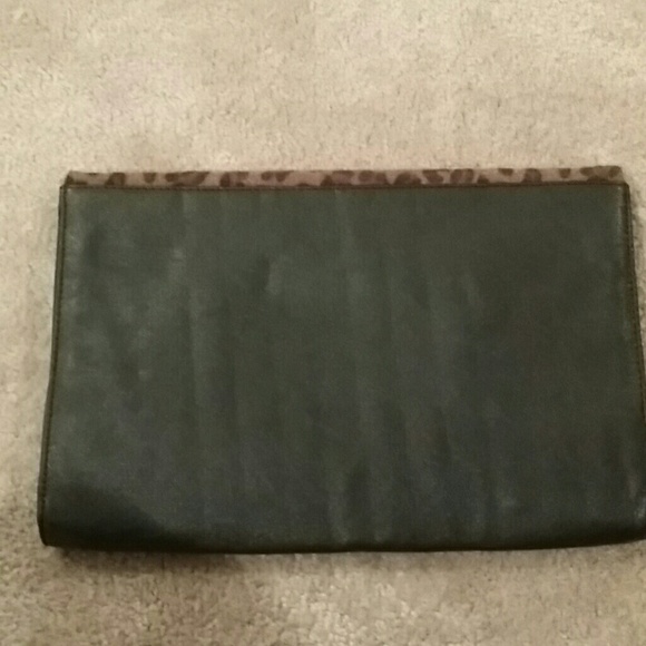 Oversized Leopard Clutch - Picture 2 of 3