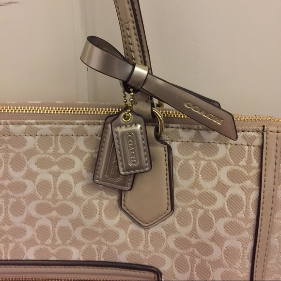 Coach Purse, like new!!! - Picture 2 of 4