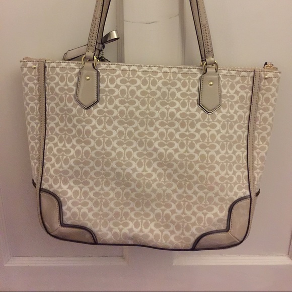 Coach Purse, like new!!! - Picture 3 of 4