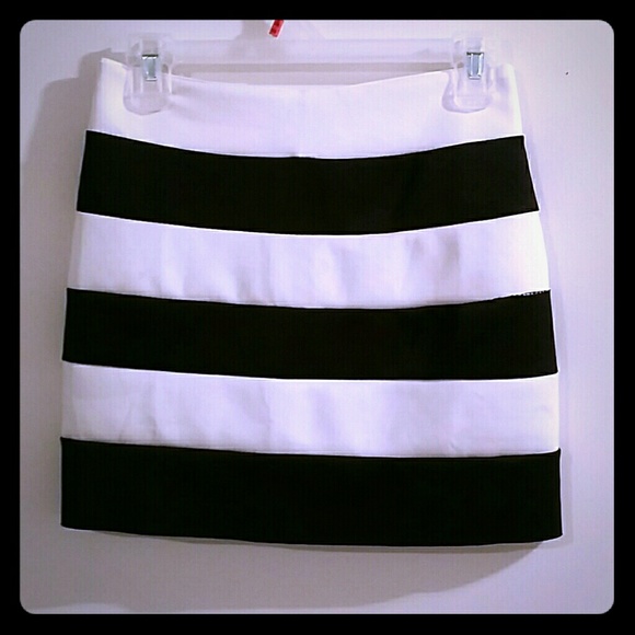 Black/White Mini Skier - Picture 1 of 1