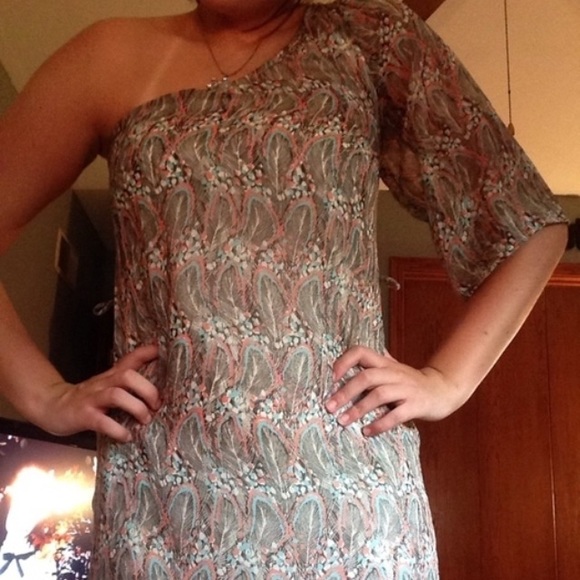 One sleeve less dress.