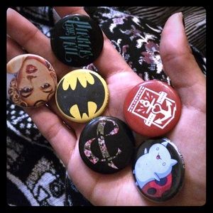 ✌🏼FREE BUTTONS✌🏼️