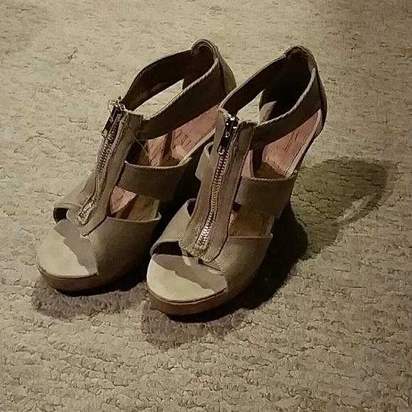 New york and company wedges