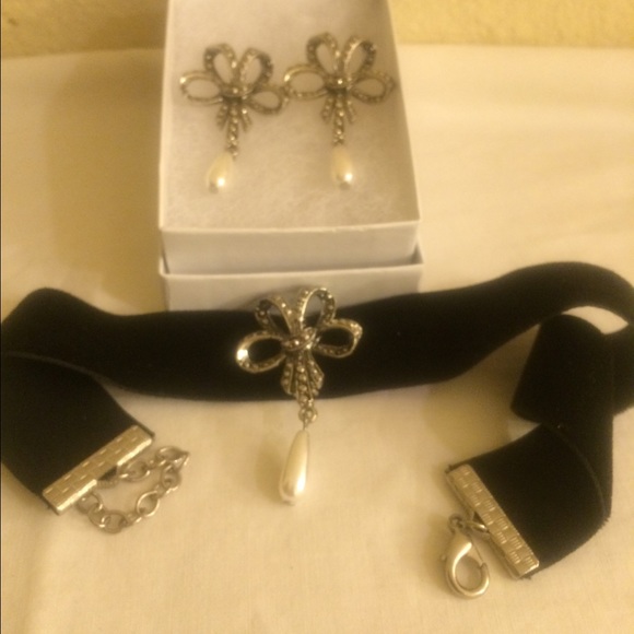 Earrings and a chocker neck - Picture 1 of 1