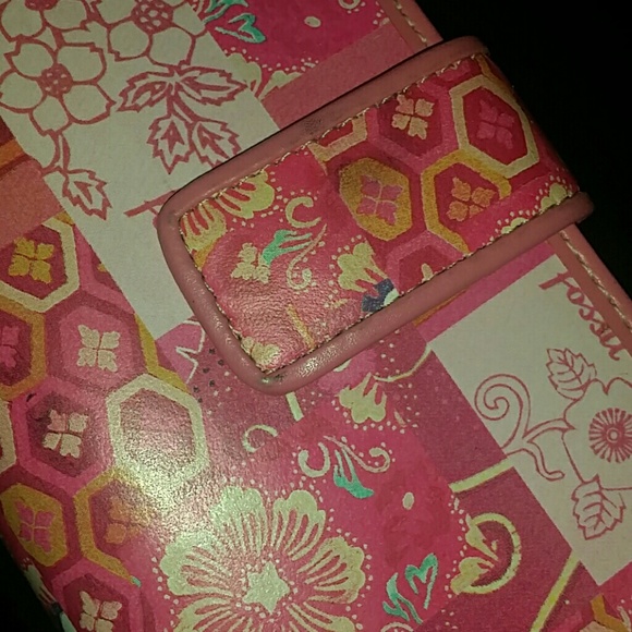 Authentic!Very nice pink Fossil Wallet /organizer. - Picture 3 of 3