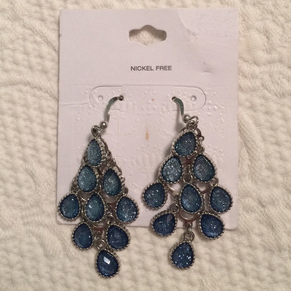 3/$15💥 Blue drop earrings