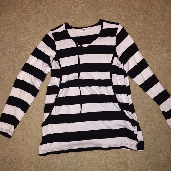 Black and white strip shirt with side pockets