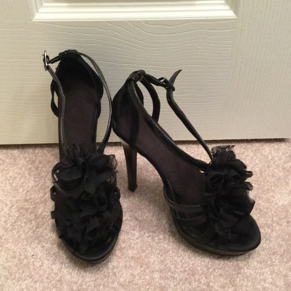 Stilettos satin with flower ruffle