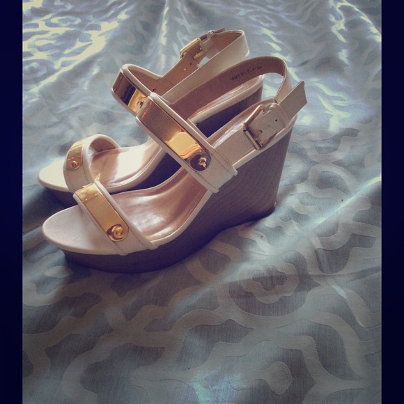 NWOT Signature summer wedges size 9 1/2