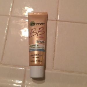 (Light/Medium) Garnier Miracle Skin Perfector